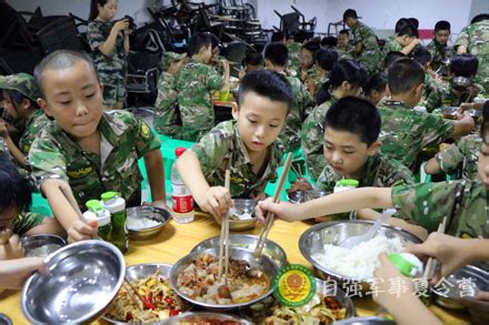 开饭咯!在军营统统都要靠自已-上海自强儿童军训夏令营「图片」