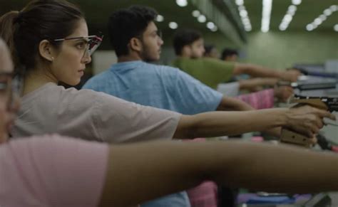 65 का हीरो 32 की हीरोइन, लोगों ने बनाई बातें तो एक्ट्रेस का आया करारा ...