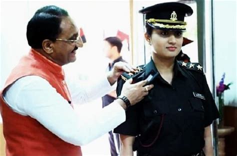 पूर्व सीएम की बेटी बनीं कर्नल, घायल सैनिकों का करेगी इलाज - former-cm ...