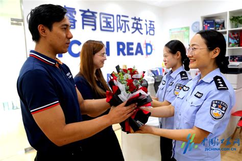 海安：教师节民警向外藉英语老师送祝福_江苏国际在线