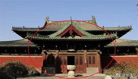 "抱厦"是建筑术语，是指在原建筑之前或之后接建出来的小房子。隋唐以后，建筑组合上有了较大的发展，在主建筑的四面都可接建，在左右侧的称“挟屋 ...