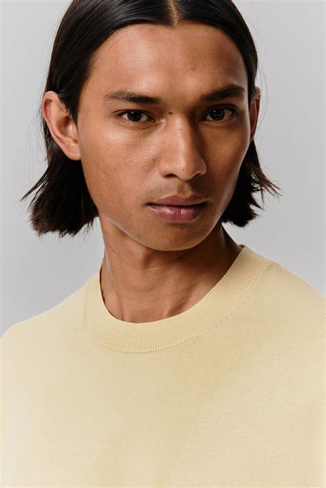 Slim Fit Fine-knit T-shirt - Light yellow - Men | H&M IN