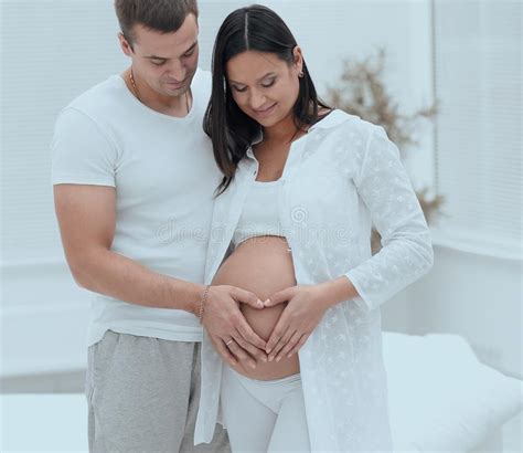 丈夫和怀孕的妻子用被折叠的手以心脏的形式在他的肚子 库存照片. 图片 包括有 丈夫和怀孕的妻子用被折叠的手以心脏的形式在他的肚子 ...