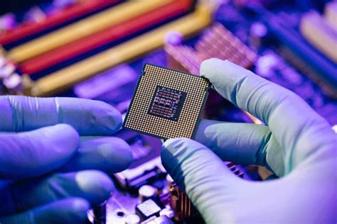 1 Semiconductor Stock Under $5 That's Outperforming…