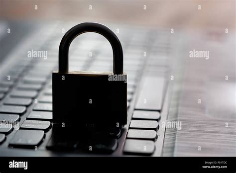 Internet Security Symbol 的图像结果