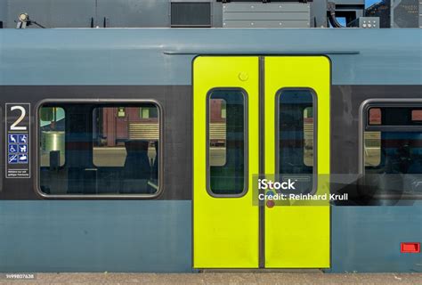 Local Train Closed-Door 的图像结果
