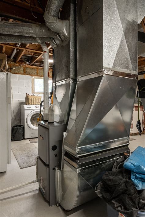 What does this symbol mean? Looks like OH but the H is a hammer. Just ...