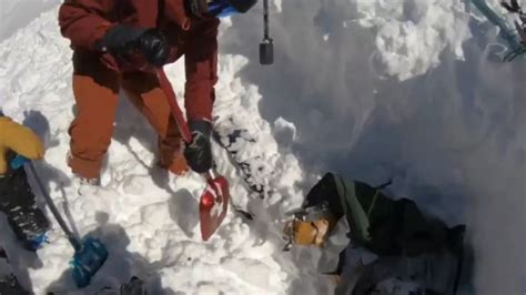 瑞士滑雪者雪崩瞬间遭活埋 网传哥哥疯狂抢救视频