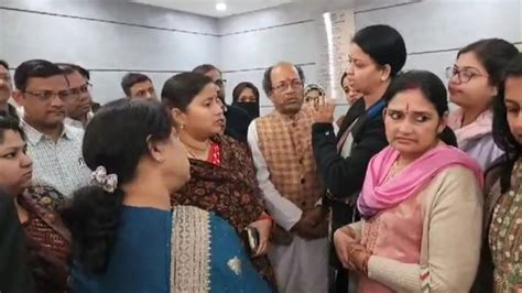 शर्मनाक! स्कूल प्रिंसिपल ने शर्ट उतरवाकर 80 छात्राओं को भेजा घर - MH ...