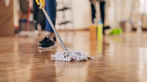 How To Mop Floors Without Leaving Streaks | Floor Roma