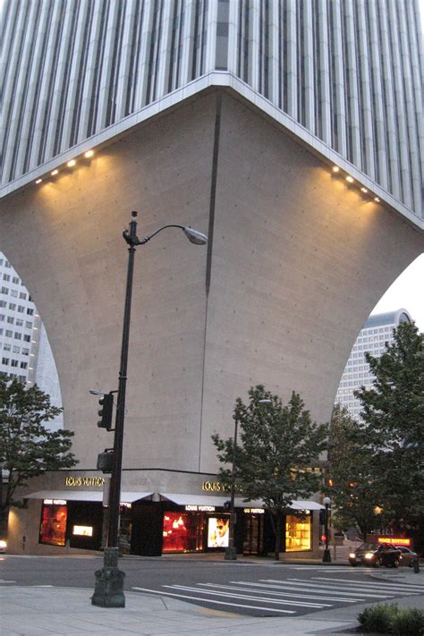 Wieżowiec stojący na „szpicu ołówka”. Rainier Tower w Seattle