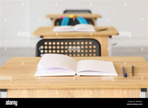 Classroom Desk 的图像结果