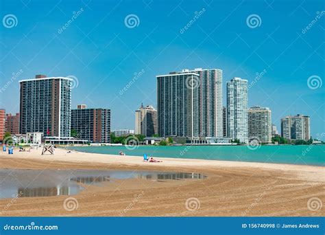 Playa En Edgewater Chicago Con El Neighborhood Skyline Foto de archivo ...