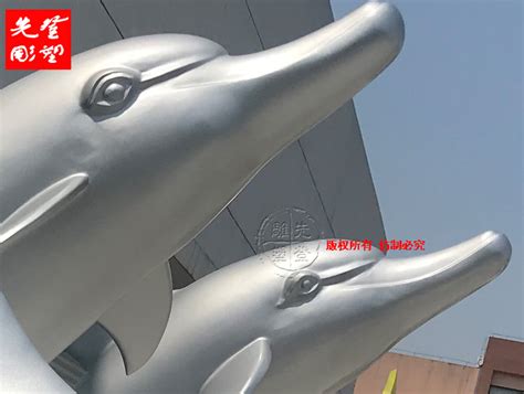 公园不锈钢海豚顶球雕塑-宏通雕塑