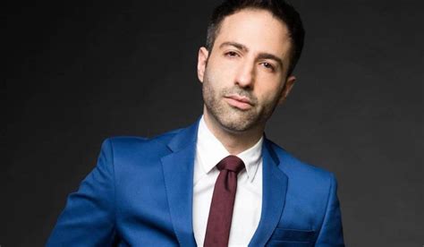 Eli Nassau revive a Timón con alma mexicana en El Rey León musical