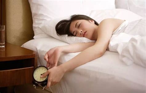 睡前有这5个行为的人，容易导致睡眠质量下降或失眠，要尽量避开|睡眠|失眠|饮水_新浪新闻
