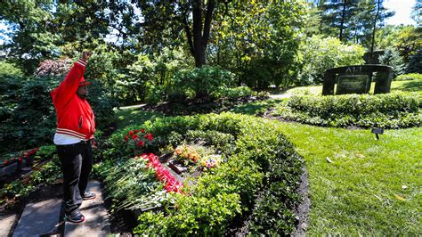 Muhammad Ali's grave adorned with roses marking 5 years since death