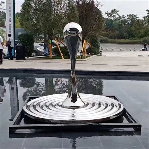 未来之眼：不锈钢水滴雕塑与现代城市完美融合 - 哔哩哔哩
