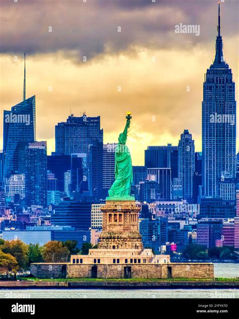 Statue of liberty chains hi-res stock photography and images - Alamy
