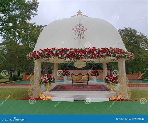 Beautiful Stage in Tyler Rose Garden Texas USA Editorial Photography ...