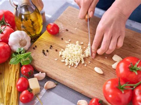 A Hack To Remove The Garlic Smell From Your Hands – From Martha Stewart ...