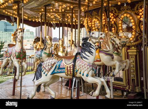 Carousel Using HTML and CSS 的图像结果