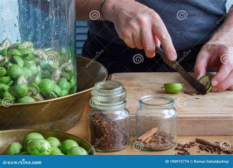 Receta De Stepbystep Para Preparar El Licor Nocturno Italiano a Partir De Nueces Verdes En Casa ...
