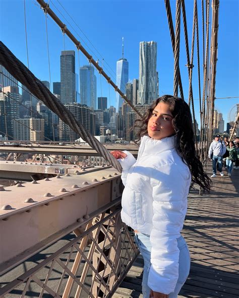 @victoriaa.jaimess | a series of selfies 🙈 she pumps her own gas or whatever | Instagram