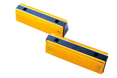 High Visibility Wall Guard Reflector for Effective Traffic Management