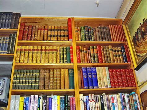 书店中的书架和书本陈列摄影图片_大图网图片素材