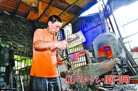 农村打铁师傅15岁入行，坚持长达40年的打铁生涯，手艺惊叹小伙【柴火男孩】 - YouTube