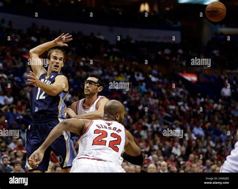 Memphis Grizzlies' Nick Calathes, left, passes around Chicago Bulls ...