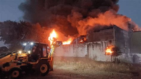 जयपुर में DPS स्कूल के पास JCB वर्कशॉप में लगी भीषण आग, रिंग रोड पर ...