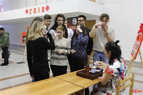 白俄罗斯“汉语热”：中白工业园创机遇 汉语人才薪酬更高|白俄罗斯|汉语|明斯克_新浪新闻