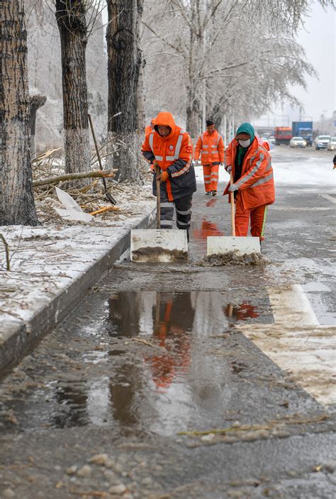 贵州低温雨雪天气致道路结冰 警民除冰保交通-图片频道