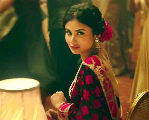 Mouni Roy Bollywood Film Gold Saree Dance Bengali Look in hindi | mouni ...