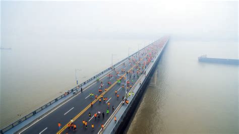航拍广州大桥恢复通行 水马被搬开 - 木鱼号