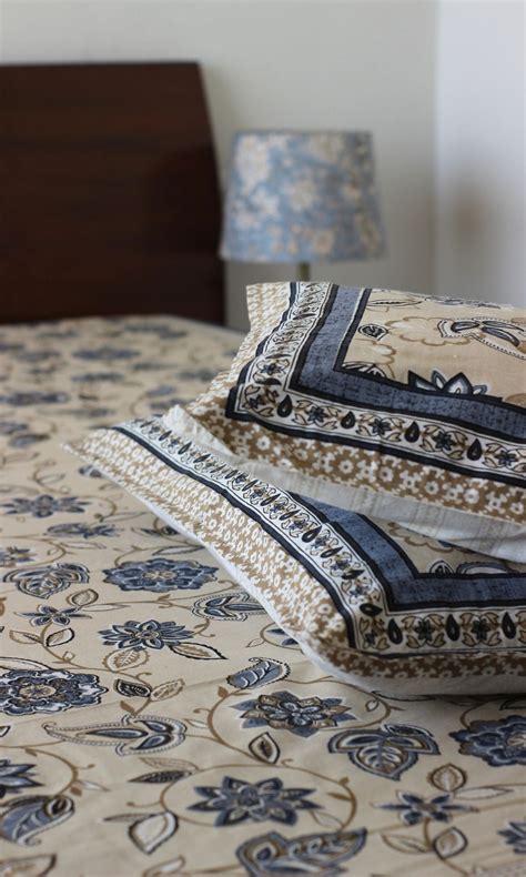 Cotton Floral Beige & Blue Printed Super King Size Bedsheet with 2 Pil ...