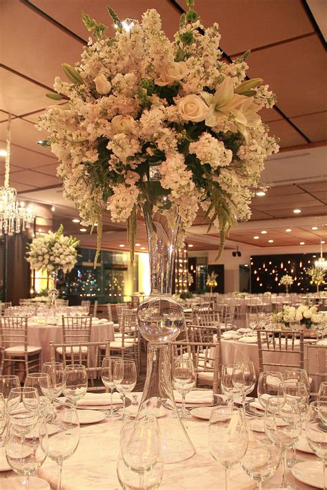 Elegante centro de mesa alto en combinación de flores blancas ...