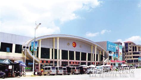 小康路上阔步行：广西都安县汽车站新旧对比图