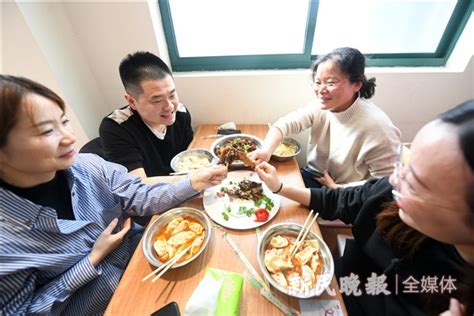 援鄂医疗队队长扮起厨师长，用蒙古国送来的羊肉包饺子大家分享_健康_新民网