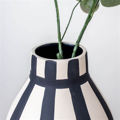 Matte Textured Vase Online - Premium Vase | Nestasia