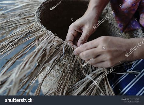 Traditional Weaving Process Image 的图像结果