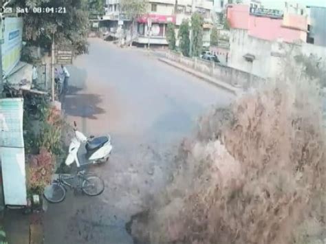 On Camera: महाराष्ट्र में पानी की पाइपलाइन फटने के बाद सड़क पर दिखा ये मंजर