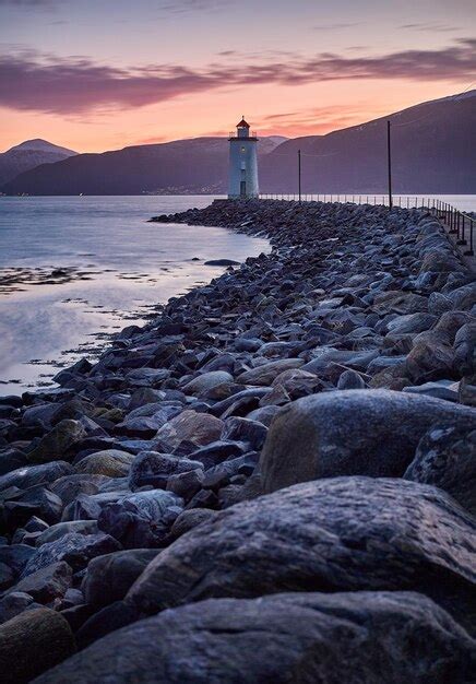 Hgsteinen lighthouse on gody sunnmre mre og romsdal norway | Premium Photo