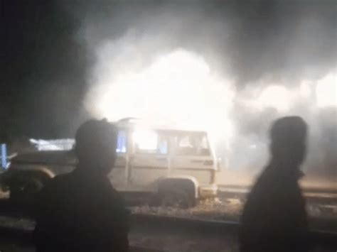 Bundelkhand express hits Bolero stuck on track near Jhansi Car ...