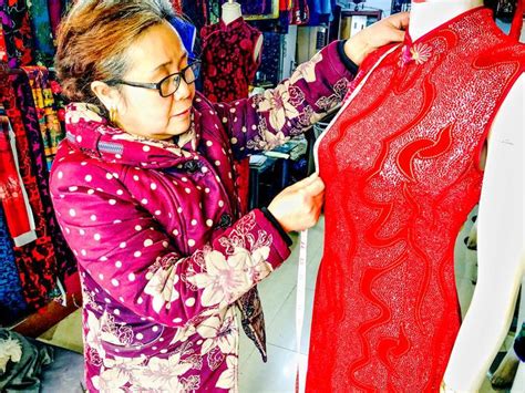 传统裁缝铺迎来发展新机遇 一针一线“缝”出新时尚|旗袍|服装设计_新浪新闻
