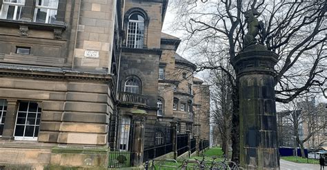 爱丁堡大学商学院2020年申请已开放，且放宽了免雅思条件！_英国