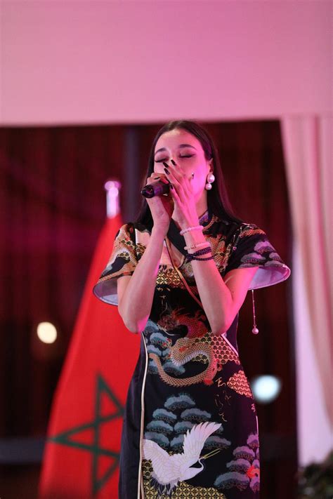 在家乡唱中文歌走红的摩洛哥女孩，受邀到中国使馆演唱