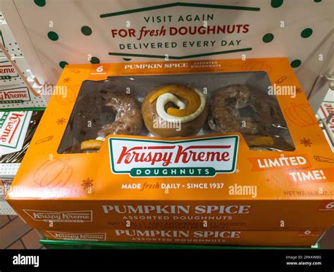 Krispy kreme box hi-res stock photography and images - Alamy